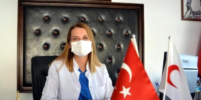 Koronavirüsü yenen başhekim, görevine döndü