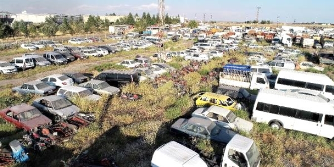 Yediemin otoparklarında bulunan araçlar çürüyor