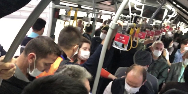 Metrobüsler yine tıklım tıklım