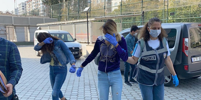 Çaldıkları altınları polis otosuna saklamışlar