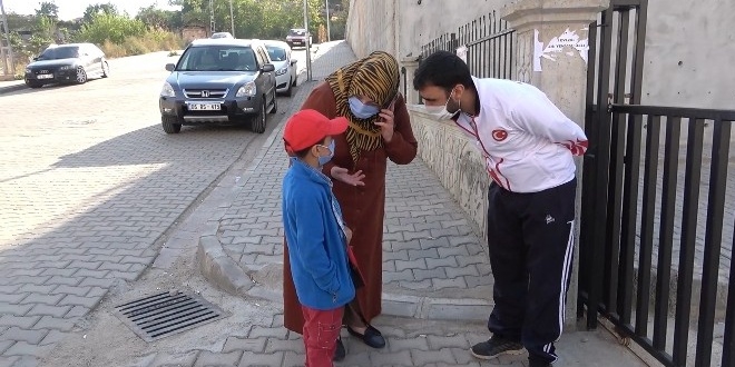 Baba dakikalarca uğraştı, annesi gelmeden okula girmedi
