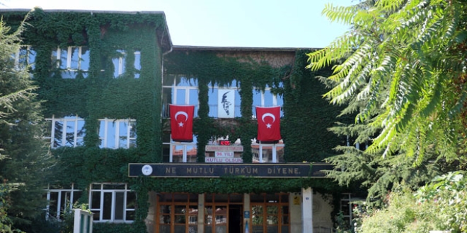 Şehrin ortasında botanik bahçesini andıran okul