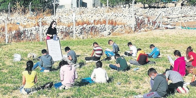 Duygu öğretmen öğrencilerine online değil, gönülden bağlanıyor