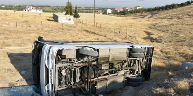 Malatya'da işçi servisi devrildi:14 yaralı