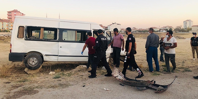 Tarım işçilerini taşıyan minibüs kaza yaptı: 11 yaralı