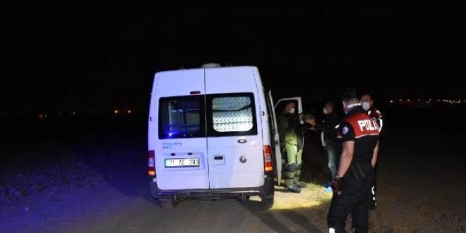 Çiftçinin pulluğuna patlamamış 3 tank mermisi takıldı