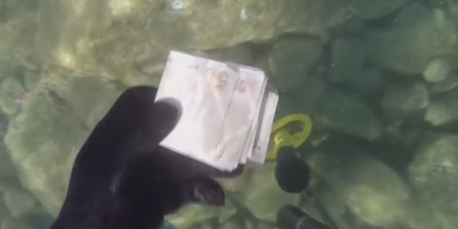 Denizde bulduğu para dolu çantayı sahibine gönderdi