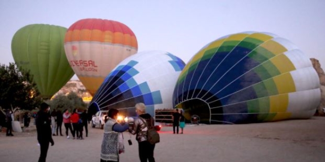Yerli scak hava balonlar ilk kez turistlerle utu