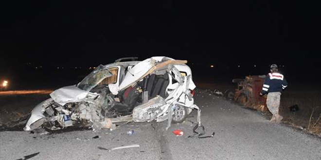 Hafif ticari araç traktörün römorkuna çarptı: 2 ölü, 2 yaralı