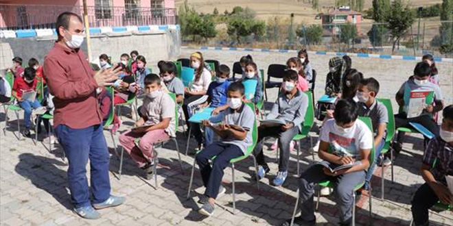 Yozgatlı profesör köy okullarını gezip öğrencileri motive ediyor