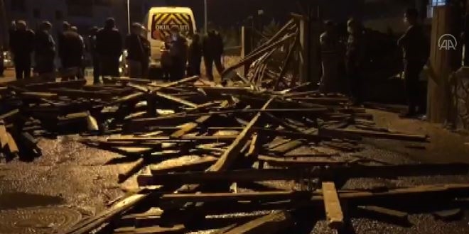 Başkent'te şiddetli fırtına binaların çatısını uçurdu