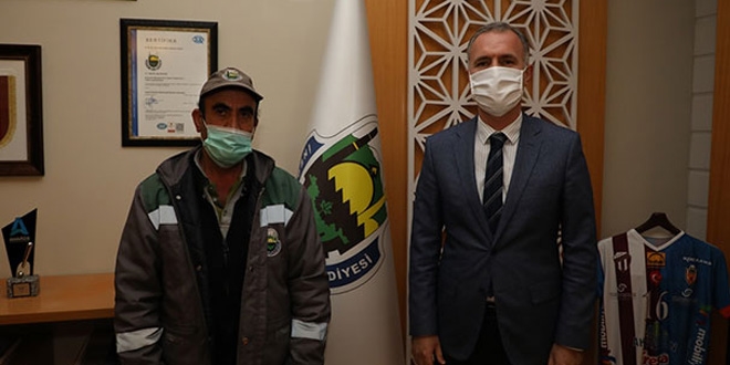 Temizlik işçisi parkta bulduğu 30 bin lirayı yetkililere teslim etti