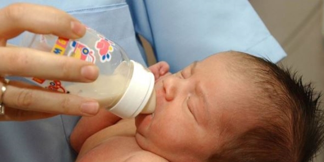 Biberonlar mama hazırlanırken mikroplastikler salıyor