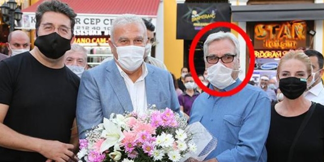 Ünlü oyuncularla fotoğraf çektiren muhtarın korona testi pozitif çıktı