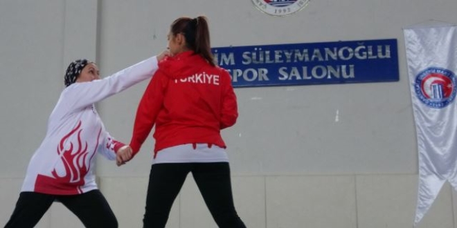 Milli sporcu olan anne ile kızı aynı fakültede eğitim görüyor