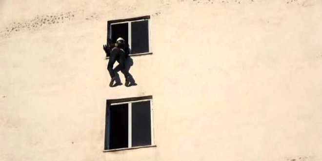 Polis, intihara kalkışan genci böyle kurtardı