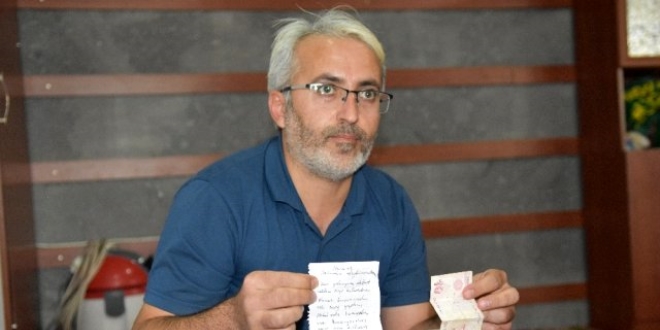 Camiyi temizlerken bulunan not müezzini duygulandırdı