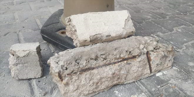 Çatıdan düşen molozlardan son anda kurtuldu