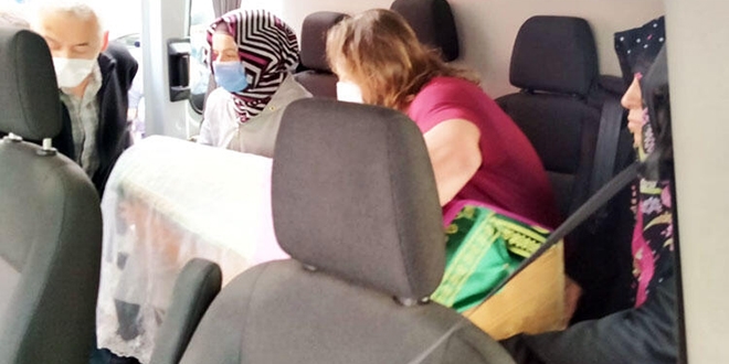 2 yaşındaki kızını son yolculuğuna kucağında uğurladı