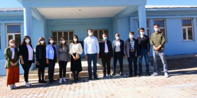 Öğretmenler, öğrencileri için 4 derslikli okul yaptırıyor