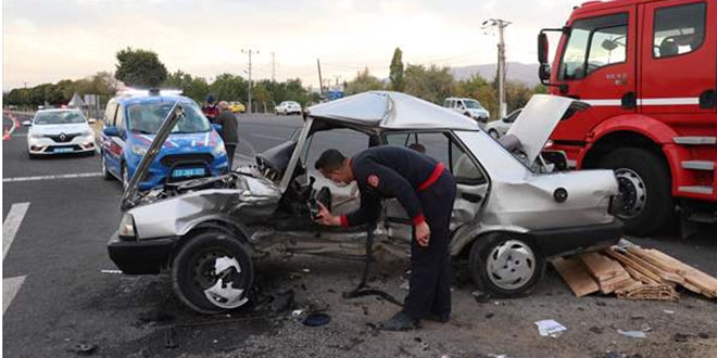 Cenaze yolunda trafik kazası: 1 ölü, 2 yaralı