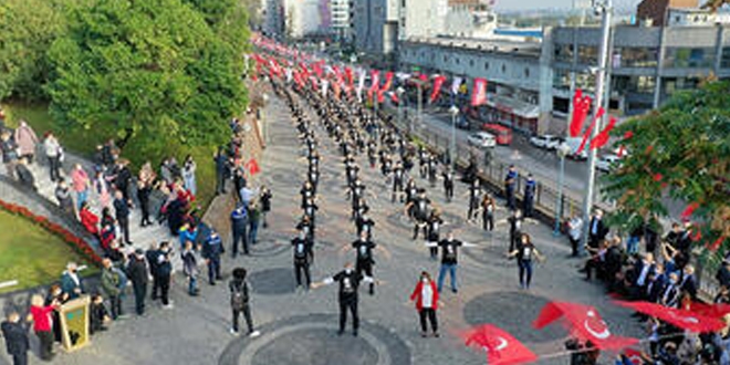 Bin kişi sosyal mesafeli zeybek oynadı