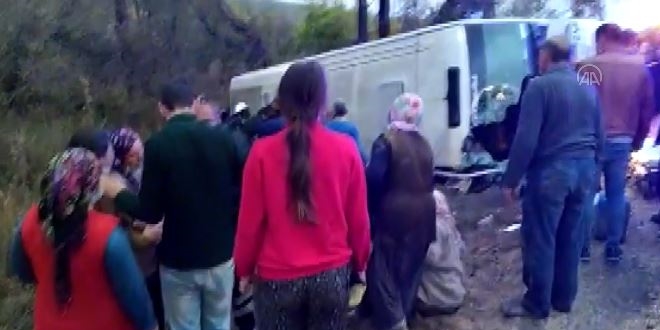 Isparta'da midibüsle otomobil çarpıştı: 1 ölü, 24 yaralı