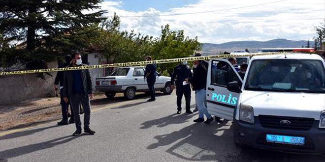 Akrabalar balta, keser ve döner bıçağı ile birbirine girdi: 1 ölü