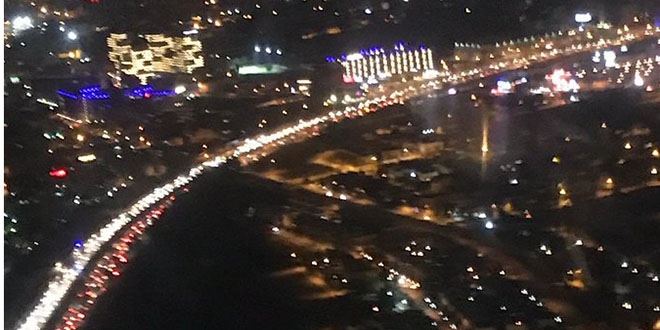 İzmir'e gitmekte ısrar eden sürücüler kente girişleri tıkadı
