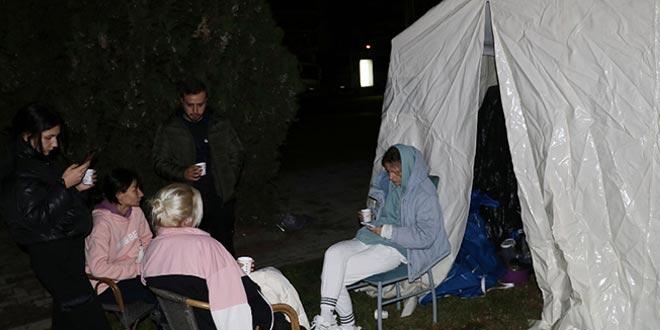 İzmir Valisi Köşger, depremzedelerin konaklayabilecekleri tesisleri açıkladı