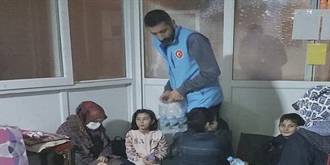 Diyanet İşleri Başkanlığı: Bazı depremzedeler geceyi camilerde geçirdi