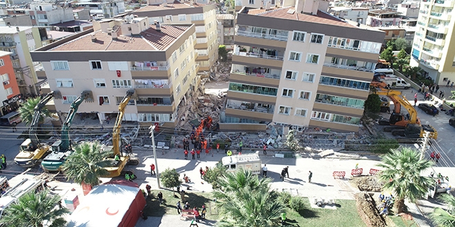 Depreme dayanamayan binaları iş makinaları ayakta tutuyor