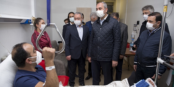 Bakan Gül, tedavi gören depremzedeleri ziyaret etti