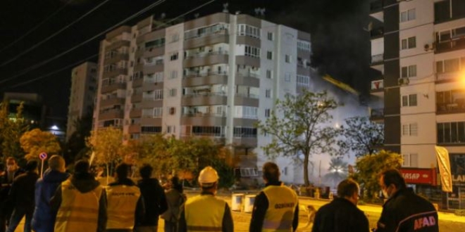 İki katı çöken Yılmaz Erbek Apartmanı'nın yıkımı başladı