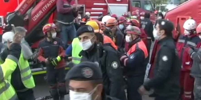 İzmir'de bir kişi daha enkazdan çıkarıldı