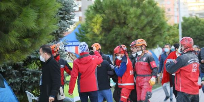Depremde enkazdan kurtarılan Gizem, köpeği Ares'e kavuştu