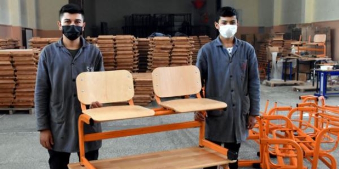 Bu okul Anadolu'daki okulların sıra ihtiyacını karşılıyorlar