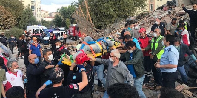 zmir'de arama kurtarma almalar 4 bina enkaznda devam ediyor