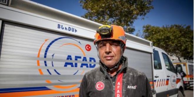 Yan yatan binadan canları pahasına 4 kişiyi kurtardılar