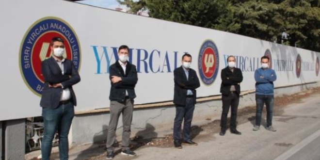 Mezun oldukları okulu yıllar sonra yeniden inşa ediyorlar