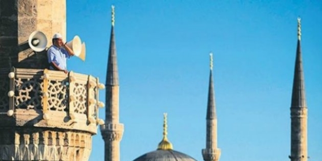 İzmir'de depremde hayatını kaybedenler için sela verildi