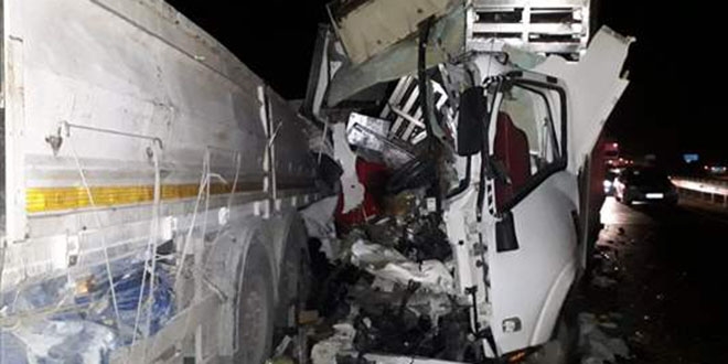 Bozulan tırını tamir ederken kamyonet çarptı: 1 ölü, 1 yaralı