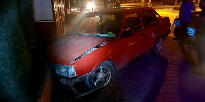 Yoldan çıkan araç, okul duvarına çarparak durabildi