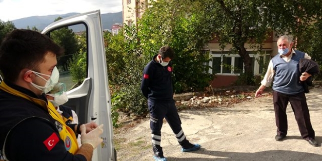 Koronavirüs karantinasını deldi, süt satmaya çıktı