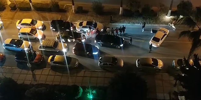 Mersin'de pes dedirten görüntü... Trafiği kesip, halay çektiler