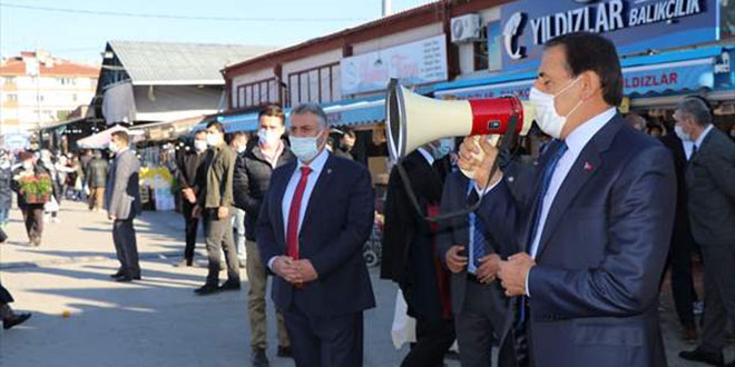 Vali, pazarda megafonla koronavirüs uyarısı yaptı