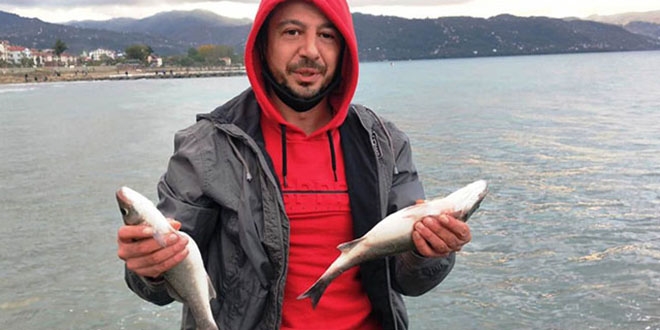 2 ton balığın denize dağıldığını duyan, oltasını alıp sahile koştu