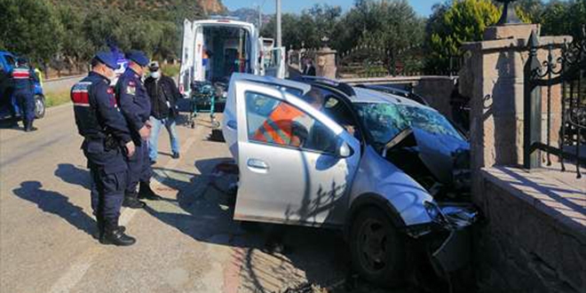 Çanakkale'de otomobil duvara çarptı: 3 ölü, 1 yaralı