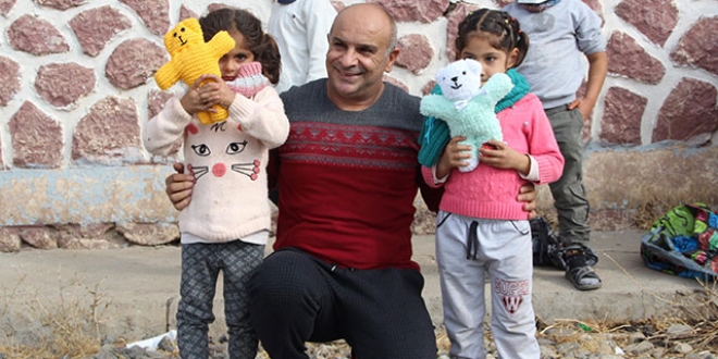Fedakar öğretmen, çocuklar okusun diye köy köy geziyor