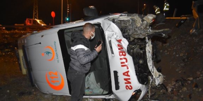 Kars'ta ambulans ile otomobil çarpıştı: 4 yaralı